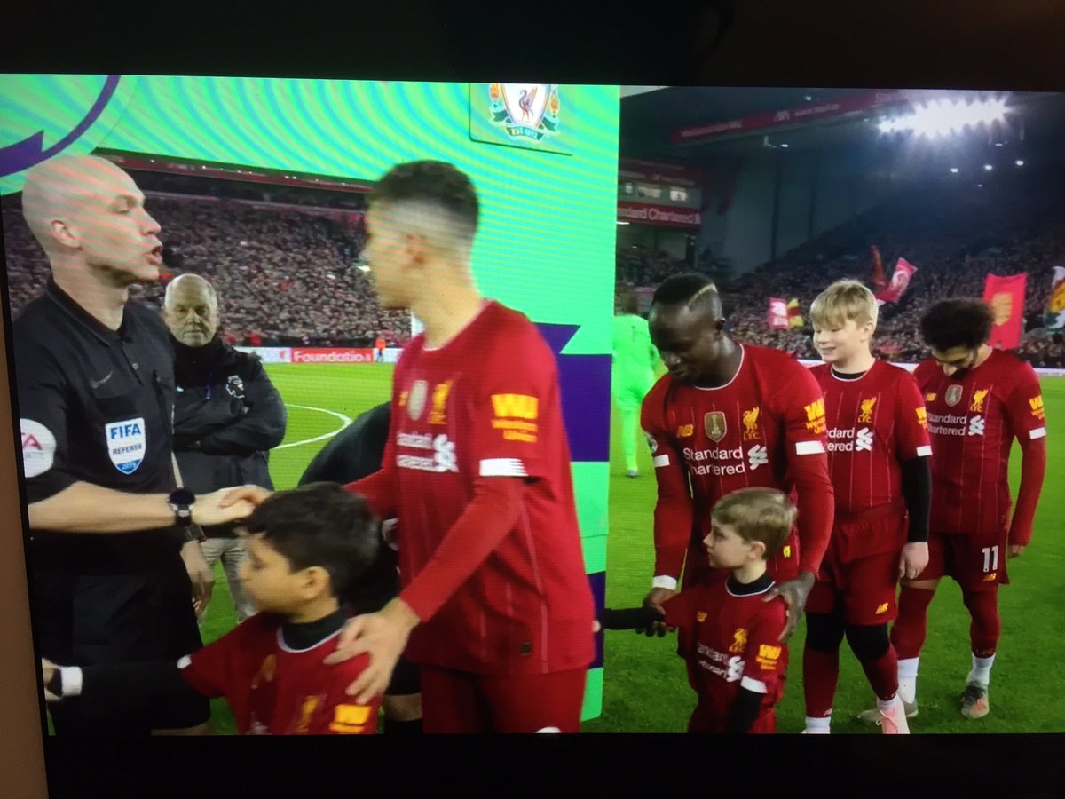 mertinsani's tweet photo. Fotoda Salah’ın önündeki çocuğu bulmam biraz zamanımı aldı. https://t.co/gvlvYT5iLP