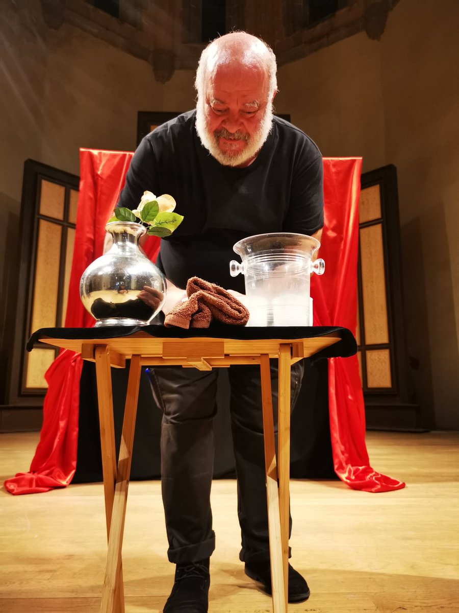 El último de los narradores de este año que aún no había debutado en @AvilaDeCuento. #FernandoSaldaña ya está sobre el escenario.
Un aplausoooooo.
👏👏👏👏👏