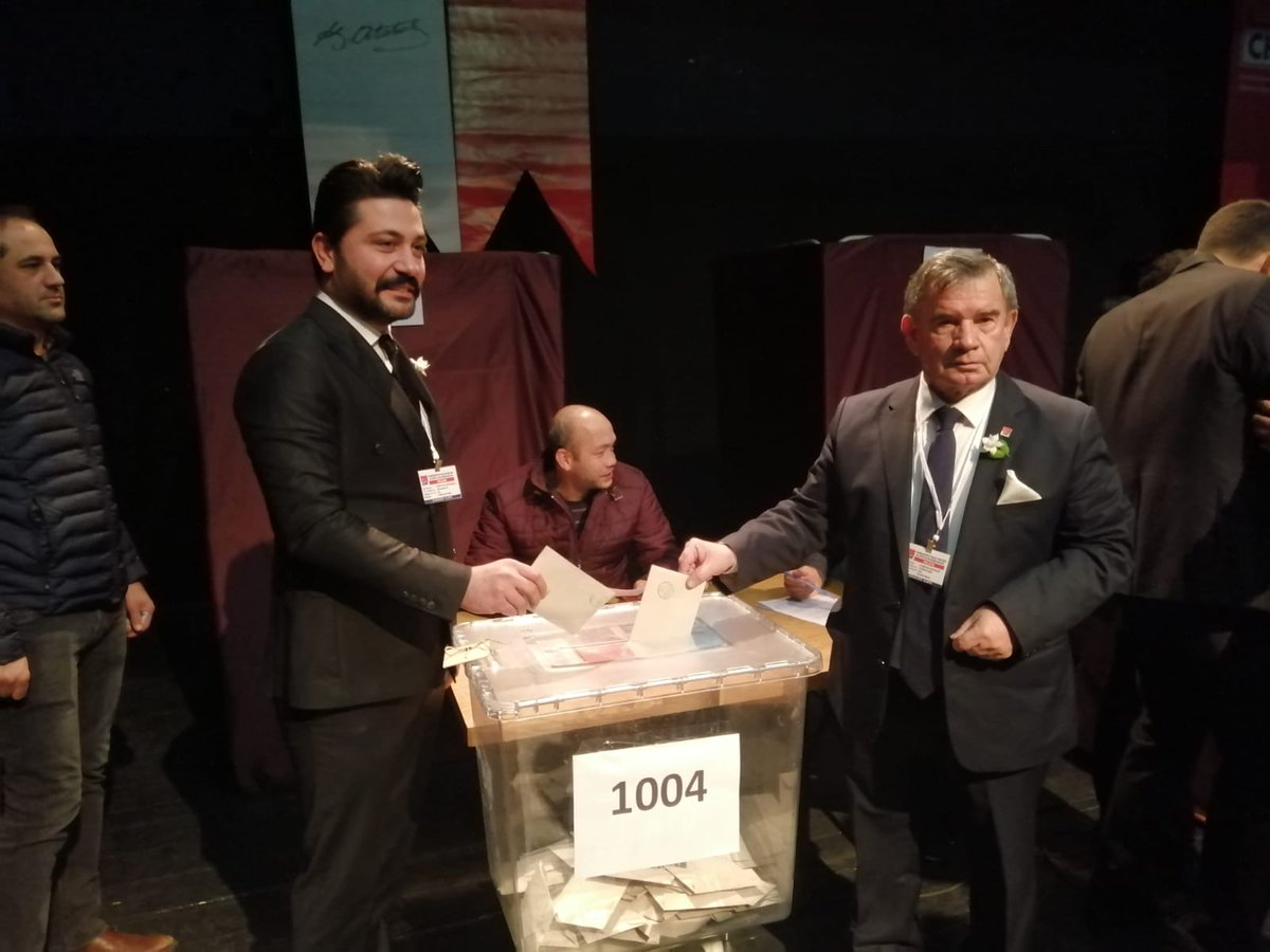 KaradagCHP's tweet photo. CHP Alanya 37. Olağan İlçe Kongremizi yoğun bir katılımlar gerçekleştirdik. Bizlere oy veren, vermeyen tüm ailemi sevgi ve saygılarımla kucaklıyorum. Yarışa katılan tüm aday arkadaşlarımı gösterdikleri çabalardan dolayı tebrik ediyorum. Hep birlikte güzel günler yakındır! https://t.co/KGozajPDJO