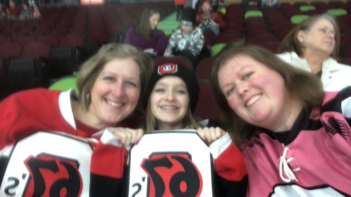 Girls Afternoon out!  Go Ottawa go! #allconnected <a href="/Ottawa67sHockey/">Ottawa 67’s</a> @67BoosterClub #noquit <a href="/TELUS/">TELUS</a> #telus