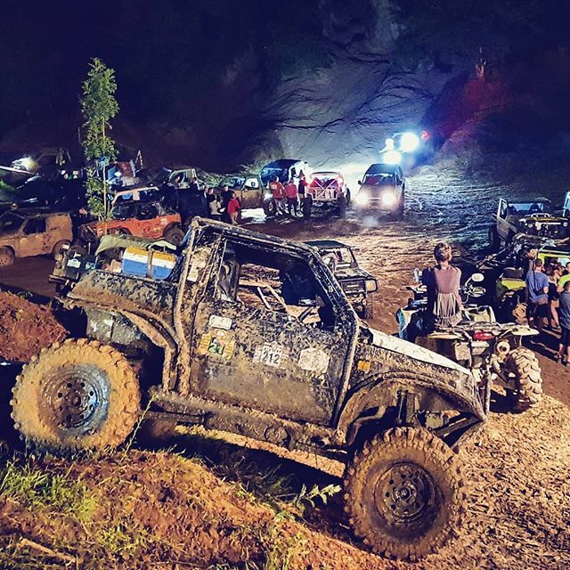 A siratófalnál éjjel is mindig nagy volt a nyüzsgés! 😉👍 #sirato #katlan #somogybabod #offroadhungary #babodoffroad #babod2020 #mudfest #offroaddynasty #4wd #4x4 #terepjarofesztival