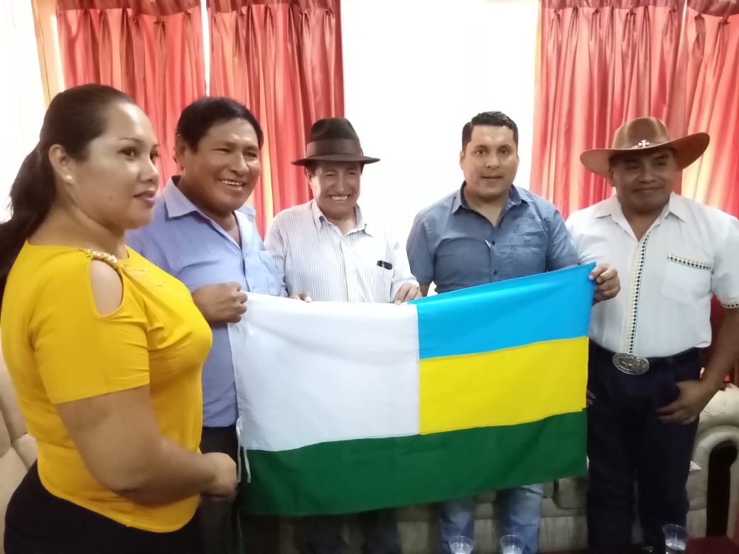 MDRyTOficial's tweet photo. #SantaCruz | Ministro de Desarrollo Rural y Tierras, Mauricio Ordóñez y el Director del @FDIBolivia, Rafael Quispe, reciben la bandera y medalla del #méritomunicipal, por parte del alcalde de #CuatroCañadas, Genaro Carreño.
#TrabajandoPorBolivia https://t.co/7qqUOcuqZF