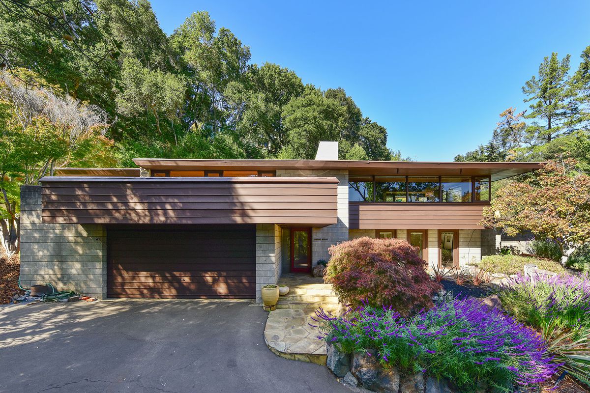 CourtneyBanksSF's tweet photo. Orinda, midcentury masterpiece wows to the tune of $2.19Mill #orinda #eastbay #bayarea #realestate #buy #sell #midcentury #design #love #realtor #home
https://t.co/QVfYbt2V7t https://t.co/FnCxfn2NOq