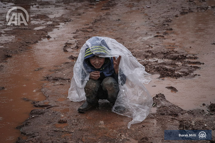 Marodriguez1971's tweet photo. Si has nacido en el kilómetro equivocado del planeta, llevas más años que tu vida escapando de las bombas, el hambre y la miseria. Sin conseguirlo. Idlib, Siria. https://t.co/eeHSYlwE9m