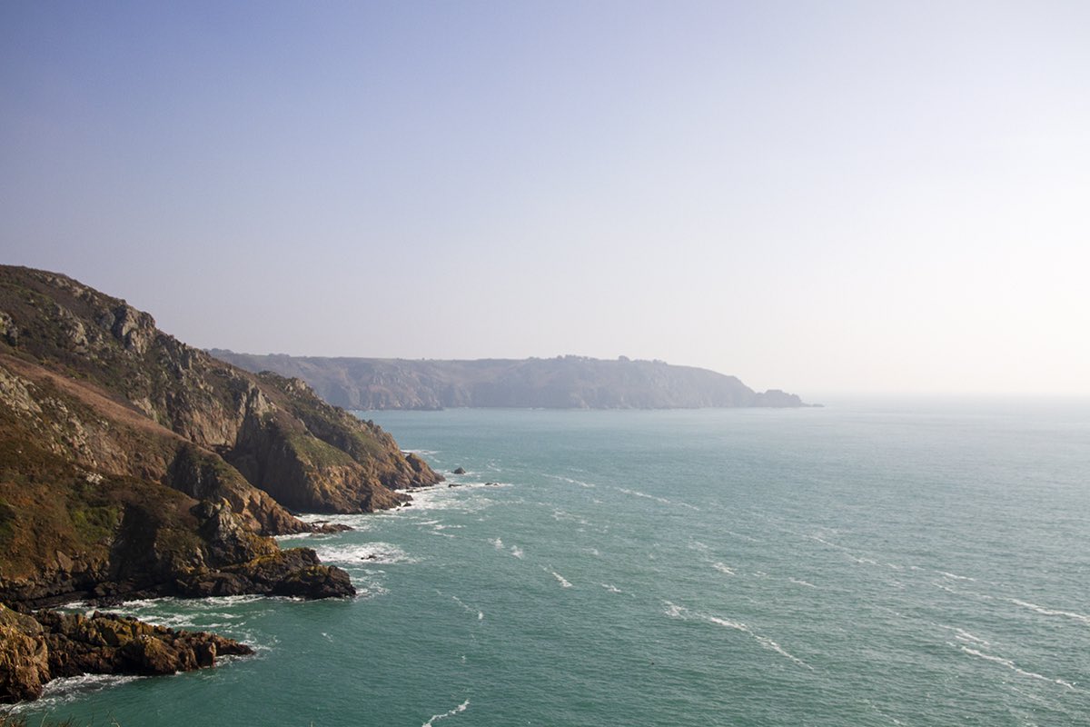 Crimbo-Limbo walks for a blast of fresh, sea air, then back for a Wheadon's and Tonic before dinner.  Followed by another one after.  Perfect.

#crimbolimbo #walk #wheadonsandtonic