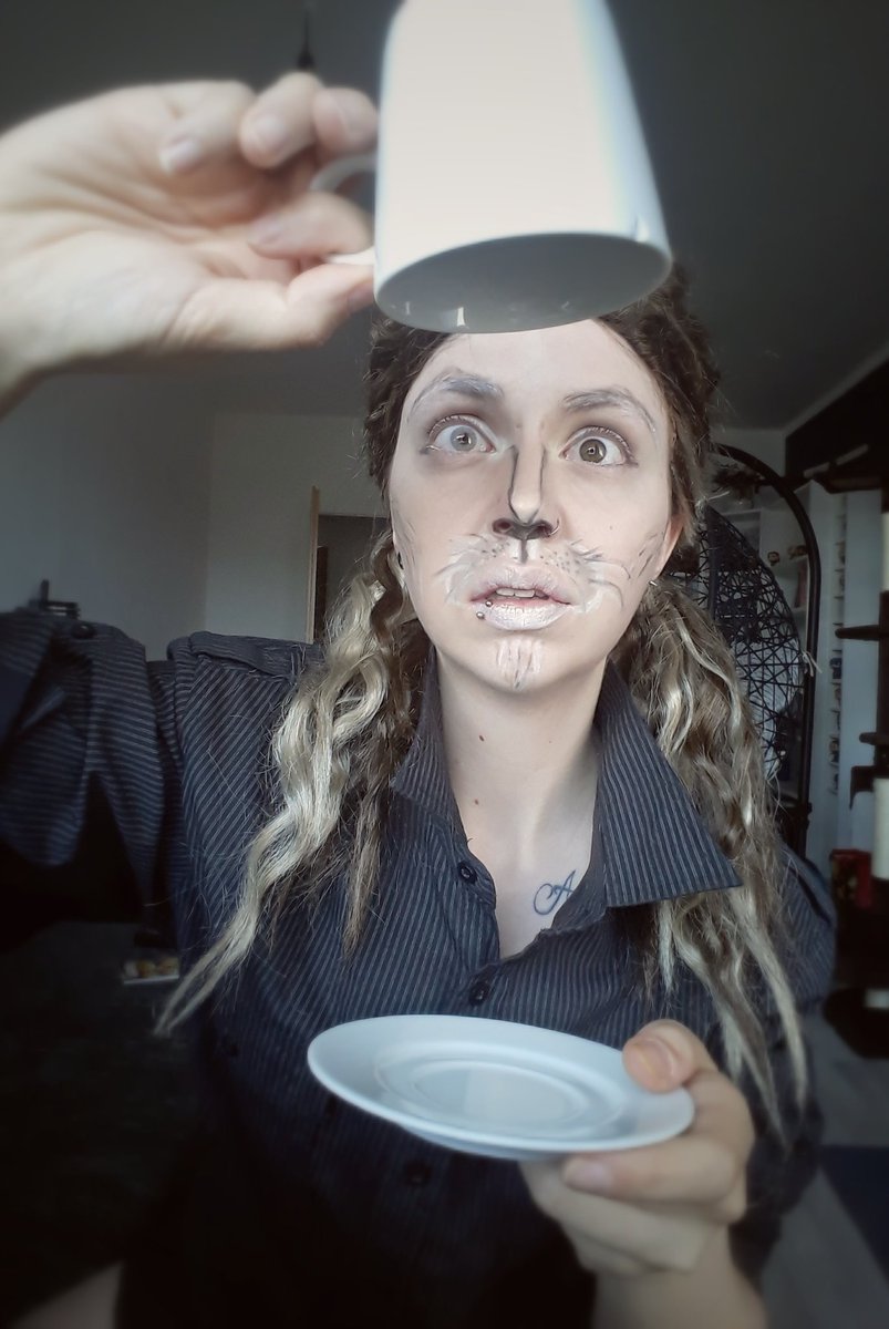 chrissi_cage's tweet photo. Wie mich @Bartifer dieses Jahr btw kreativ herausgefordert hat. 

#AliceProject #TeapotProject
#DämonenUni
#projecteverafter https://t.co/L8ibQdS5ix