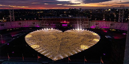 kwf_nl's tweet photo. Een hart van liefde, kracht en groot gemis 🧡 Vanavond verlichtten we in het Olympisch Stadion duizenden lampionnen voor dierbaren die geraakt zijn door kanker. Gemist? Kijk hier de uitzending terug: https://t.co/YH0MObSSBo #geeflicht https://t.co/jXtF8bE5QN