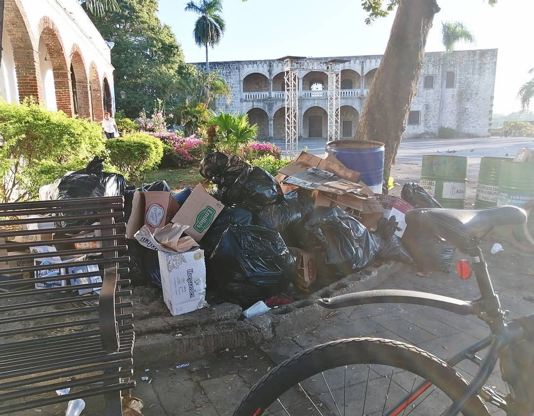 Soniaavargas's tweet photo. Plaza #España el #alcalde del #DN fabricado, y alabado por la prensa mira @DavidColladoM tu obra maestr convertir el distrito en una sola pocilga. https://t.co/qkeOhVcSoT