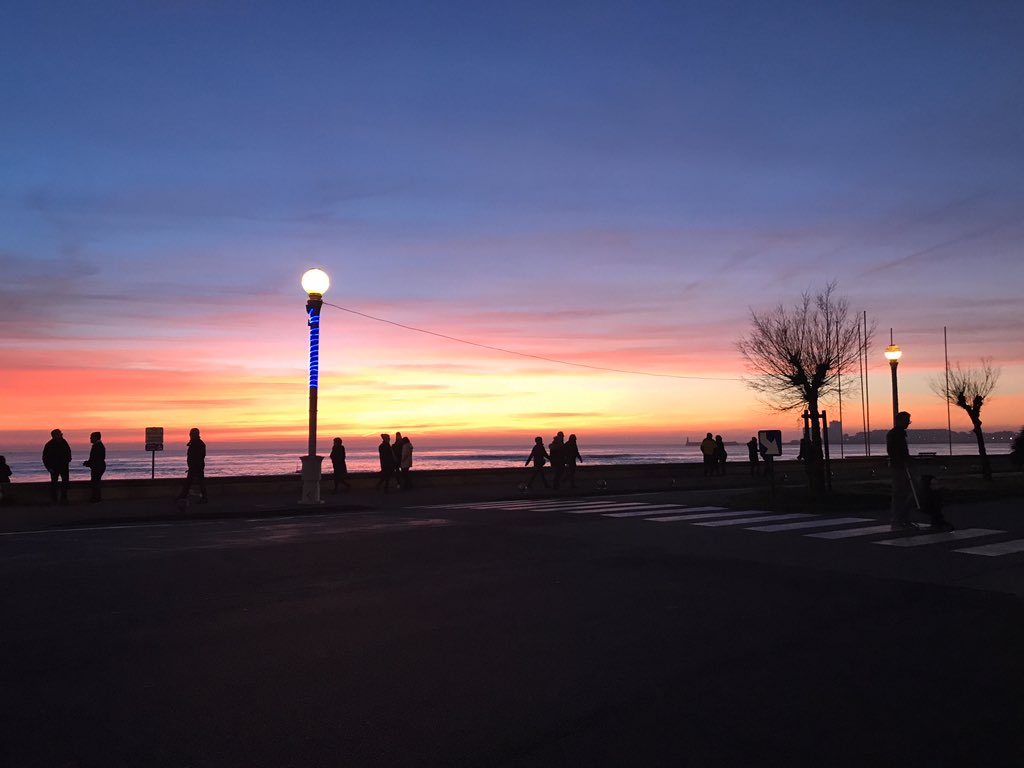 lessables's tweet photo. F I R E 🔥#destinationlessablesdolonne #sunset #photooftheday #nofilter #remblai #vendee #MagnifiqueFrance #naturelovers #bestoftheday #Photographie @JaimelaFrance_ #sunsetphotography https://t.co/IxNNgCXzlE