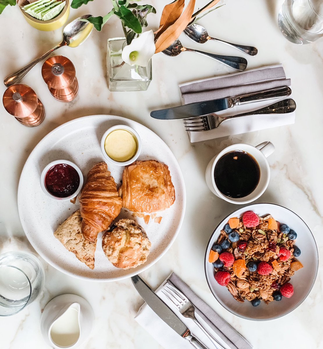 avocadoswifts's tweet photo. now THIS is a brunch spread https://t.co/Gkk8RH1d41