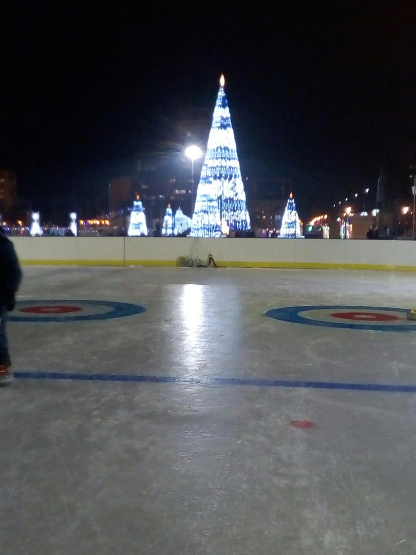 Сегодня 29 декабря , спортсмены Федерации кёрлинга Самарской области провели очередные показательные выступления и мастер-класс с 17 до 19 часов на главной пл. им.Куйбышева, сегодня было как никогда много желающих почувствовать себя настоящим кёрленгистом Олимпийского вида спорта