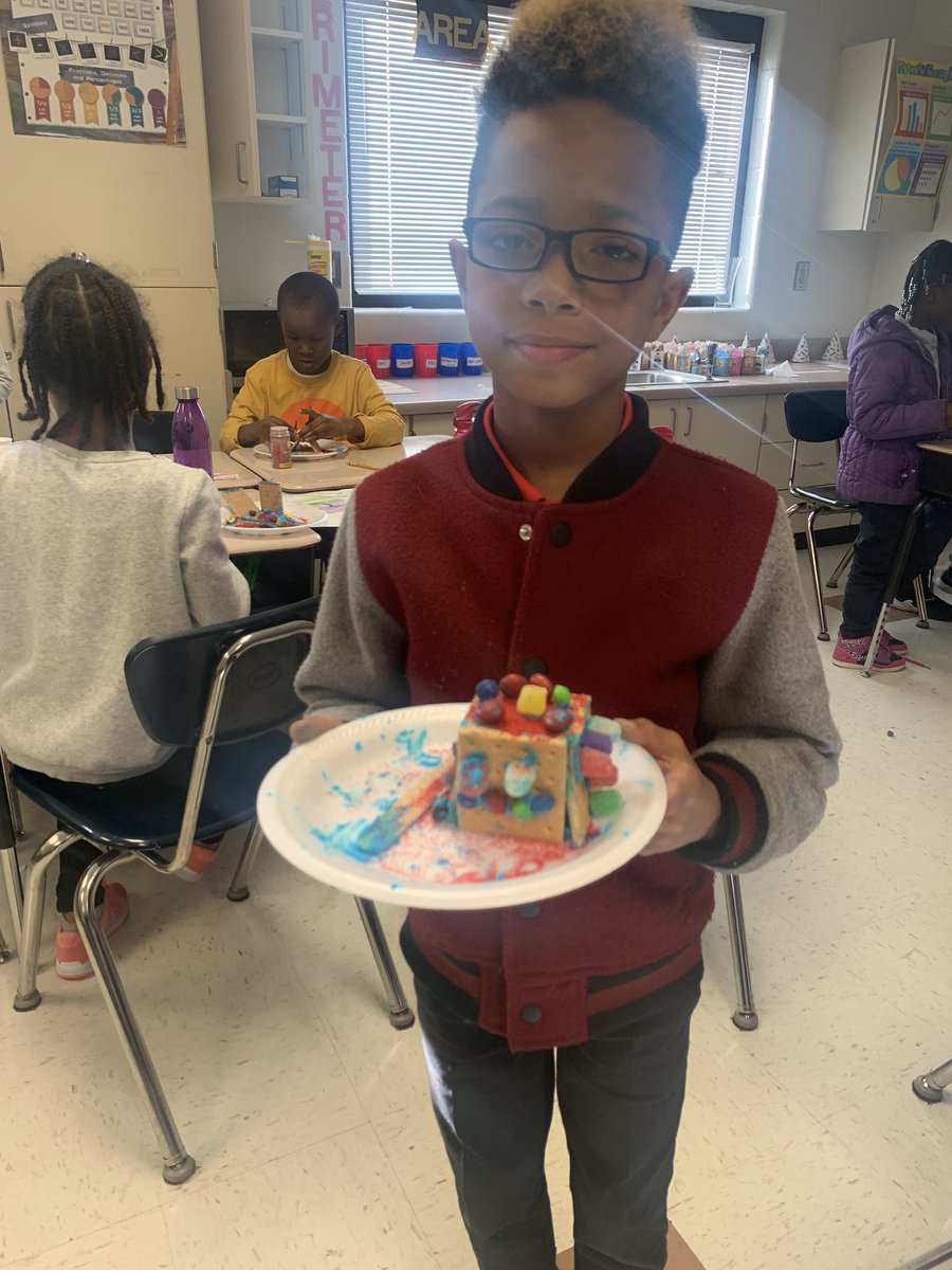 educatedcaprice's tweet photo. Some of my scholars with their Gingerbread creAtions we made before break! They had so much fun especially since they got to eat them😬😊. #latepost @dl_sims https://t.co/jCTPRVYenH