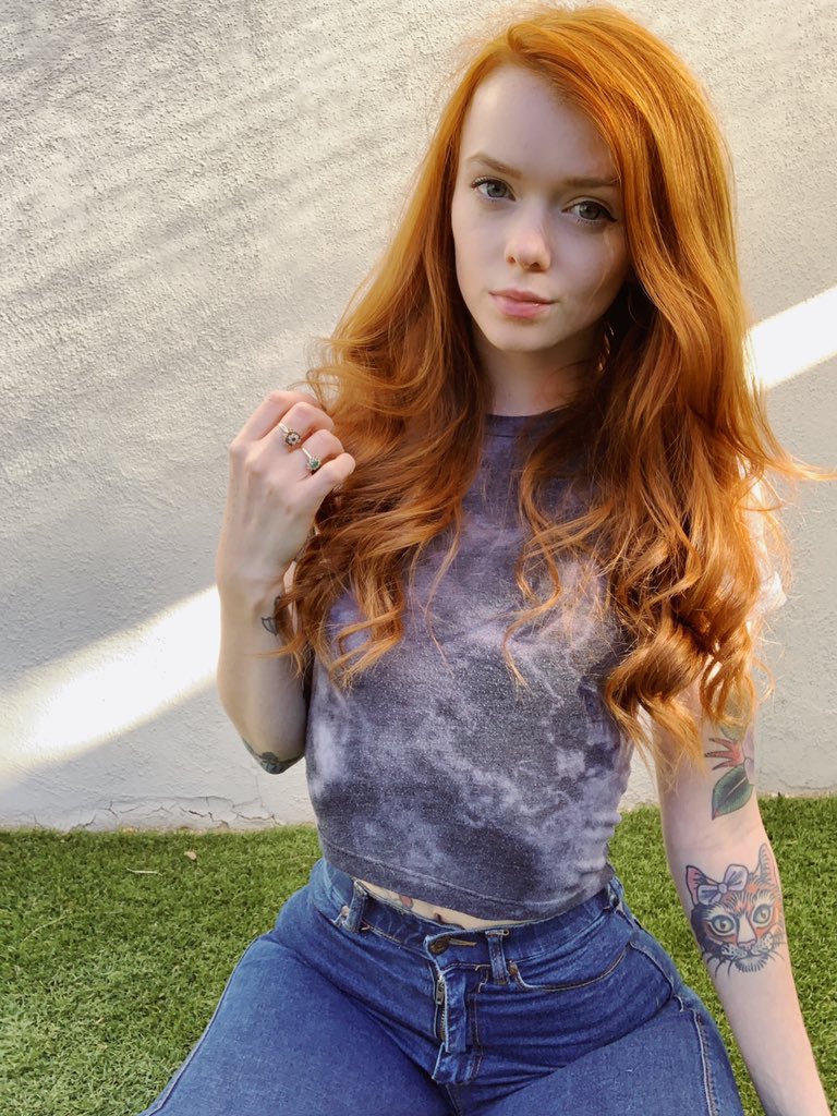 Start the new year off right, come look at my nudes 😏 https://t.co