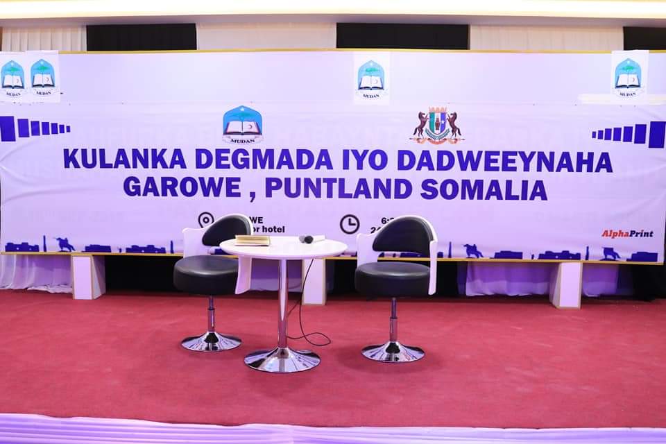 MUDAN_Network's tweet photo. The Mayor of Garowe presented the district budget plan of 2019 vs expenditure publically whereby the participants asked questions on it at an accountability forum organized by @MUDAN_Network under #EVCProject funding by @DutchMFA https://t.co/u7px0qWn6Q