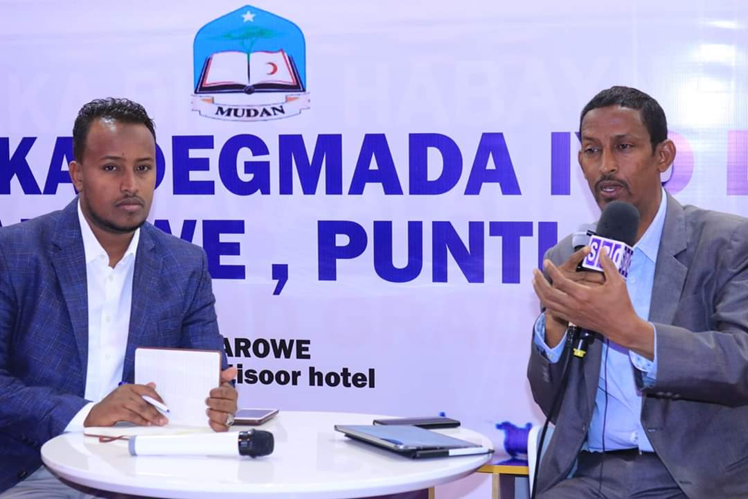 MUDAN_Network's tweet photo. The Mayor of Garowe presented the district budget plan of 2019 vs expenditure publically whereby the participants asked questions on it at an accountability forum organized by @MUDAN_Network under #EVCProject funding by @DutchMFA https://t.co/u7px0qWn6Q