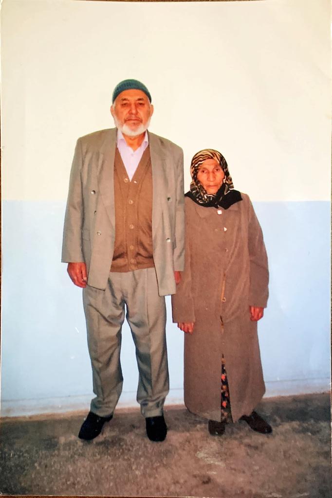 ademozkose's tweet photo. 1. fotoğraf Ahmet Dede ile eşi Fatma Nene'nin cezaevinde çekilmiş son fotoğrafları.
2. fotoğraf ise 3.5 sene önce rahmetli olan Fatma Nene'nin mezarının fotoğrafı.
Ahmet Dede'nin son arzusu ölmeden önce eşinin mezarında bir Fatiha okumak #AhmetDedeyeÖzgürlük https://t.co/reRcTAFXuz