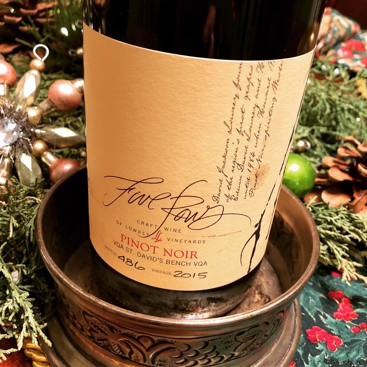 Cellar_Sisters's tweet photo. From the vineyards on St. David’s Bench, which many a winemaker covet:
Lowrey Vineyards Pinot Noir. 🍇🍷👑
And from a vintage which brought many a winemaker to tears.
#LowreyVineyards #VQA #StDavidsBench #OntarioWine https://t.co/lQhJCbjQUg