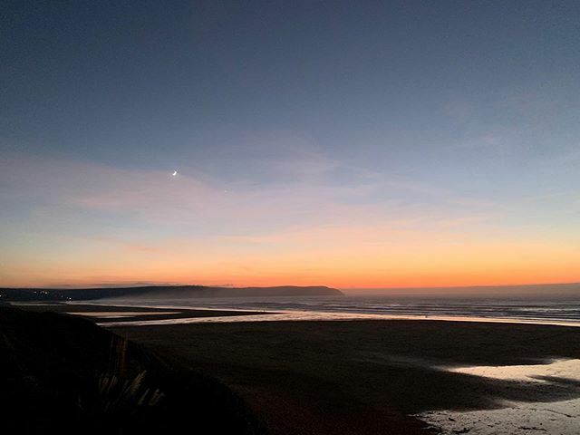 A holiday in North Devon gives you endless possibilities to visit some of the UK’s finest beaches. Ocean Pitch is a stone’s throw from Croyde Beach, but just around the corner is this stunning beach, Woolacombe. #devon #sunset #beach #surf
