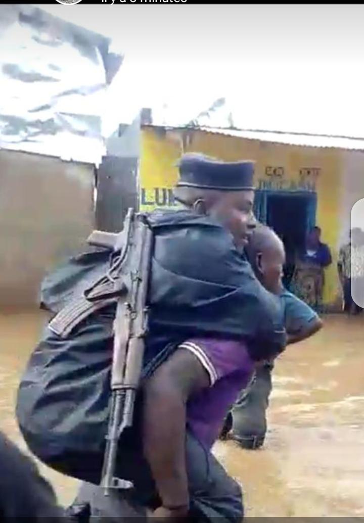 ENS_CB_CPI's tweet photo. #Burundi, en cas de catastrophe , la police évacue les victimes dans les autres pays,  au  #Burundi les victimes évacuent la  #police pendant les pluies diluviennes, le  pays va mal  @BurundiSecurity @UNHumanRights https://t.co/SvCFW1LVxC