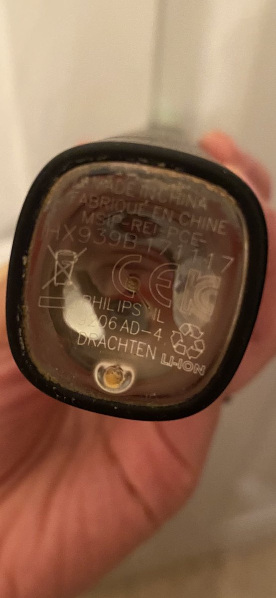 Chen_Victoria's tweet photo. @PhilipsCare Sorry, just saw you message now. I have been using it like a manual toothbrush. Lol. Rough. https://t.co/YxMhcq9Eks