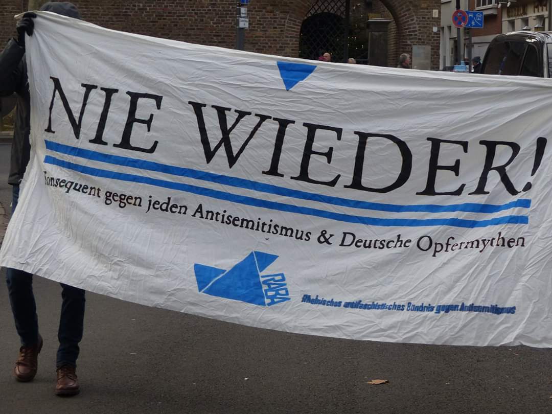RABA_CGN's tweet photo. #k2912 100 extrem rechte DemonstrantInnen vor dem #WDR.
Darunter bekannte #Nazis und eine Gruppe #Nazihools der #BruderschaftDeutschland.
Unser Bericht auf Facebook
https://t.co/xwHOIrqSpH https://t.co/0T4Xi0pftv