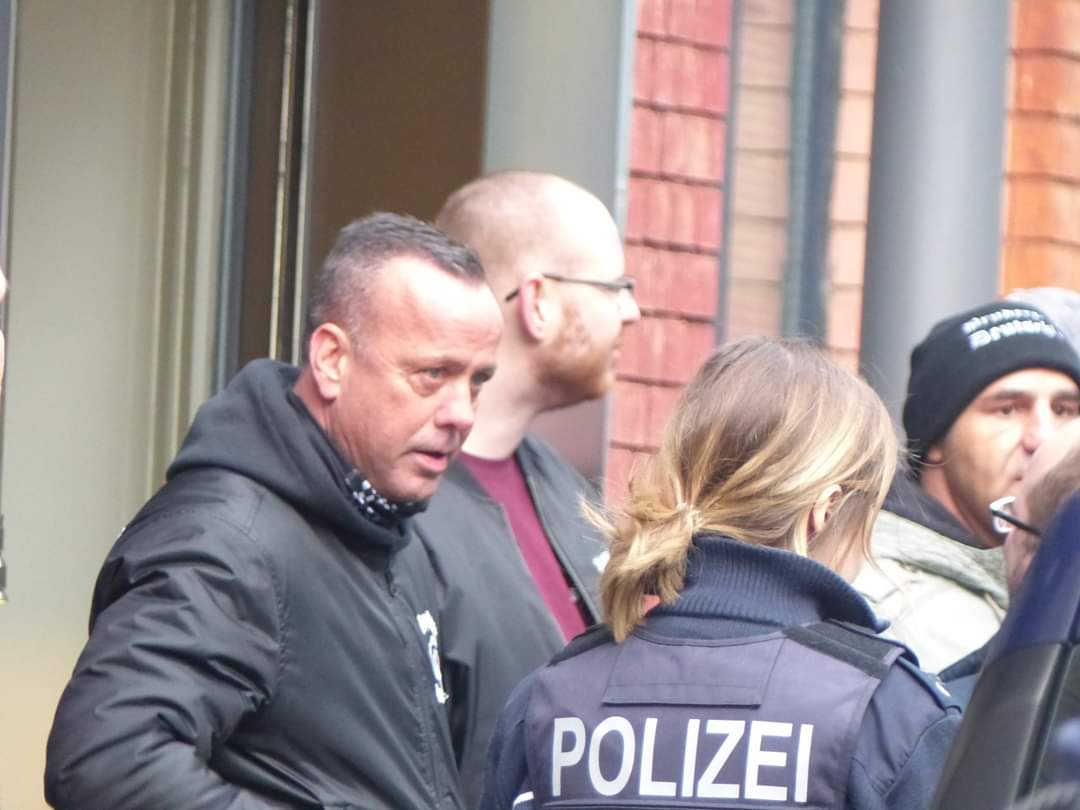 RABA_CGN's tweet photo. #k2912 100 extrem rechte DemonstrantInnen vor dem #WDR.
Darunter bekannte #Nazis und eine Gruppe #Nazihools der #BruderschaftDeutschland.
Unser Bericht auf Facebook
https://t.co/xwHOIrqSpH https://t.co/0T4Xi0pftv