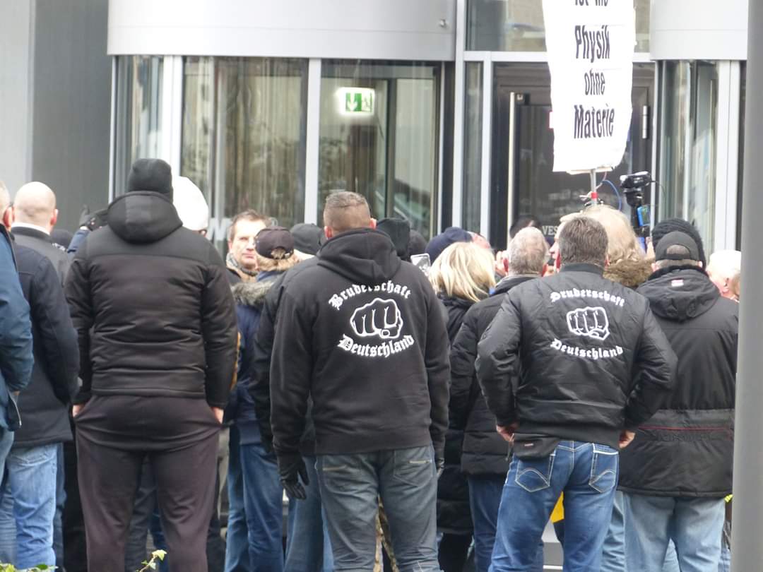 RABA_CGN's tweet photo. #k2912 100 extrem rechte DemonstrantInnen vor dem #WDR.
Darunter bekannte #Nazis und eine Gruppe #Nazihools der #BruderschaftDeutschland.
Unser Bericht auf Facebook
https://t.co/xwHOIrqSpH https://t.co/0T4Xi0pftv
