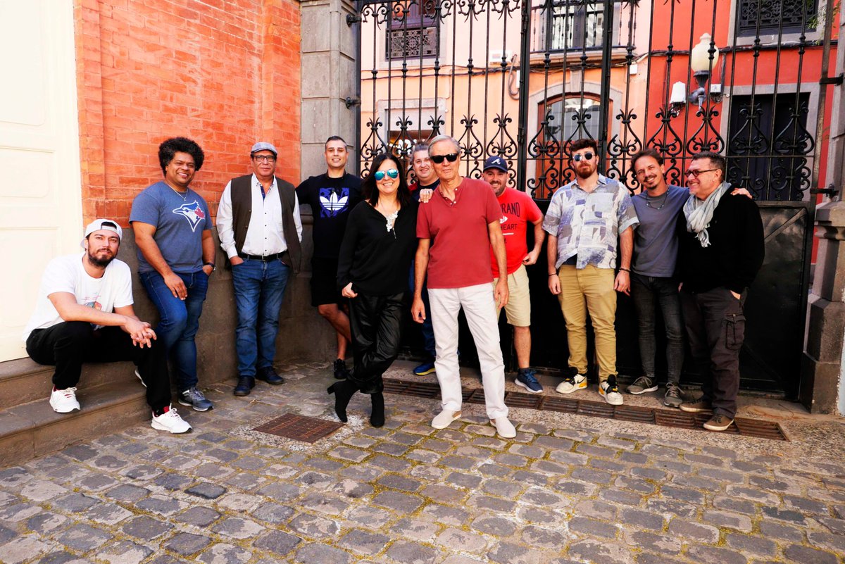 Hoy y mañana ensayos con esta familia de amigos para preparar el concierto del próximo 1 de Enero en el Mirador de las Dunas de Playa del Inglés. Allí nos vemos. (Fotografía de Braulio Pérez).

#olgacerpaymestisay #LuisMorera #conciertodeañonuevo  #conciertoenlasdunas