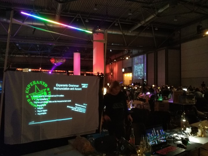 Feliĉan jarfinon kaj elkorajn salutojn al ĉiuj de #36c3