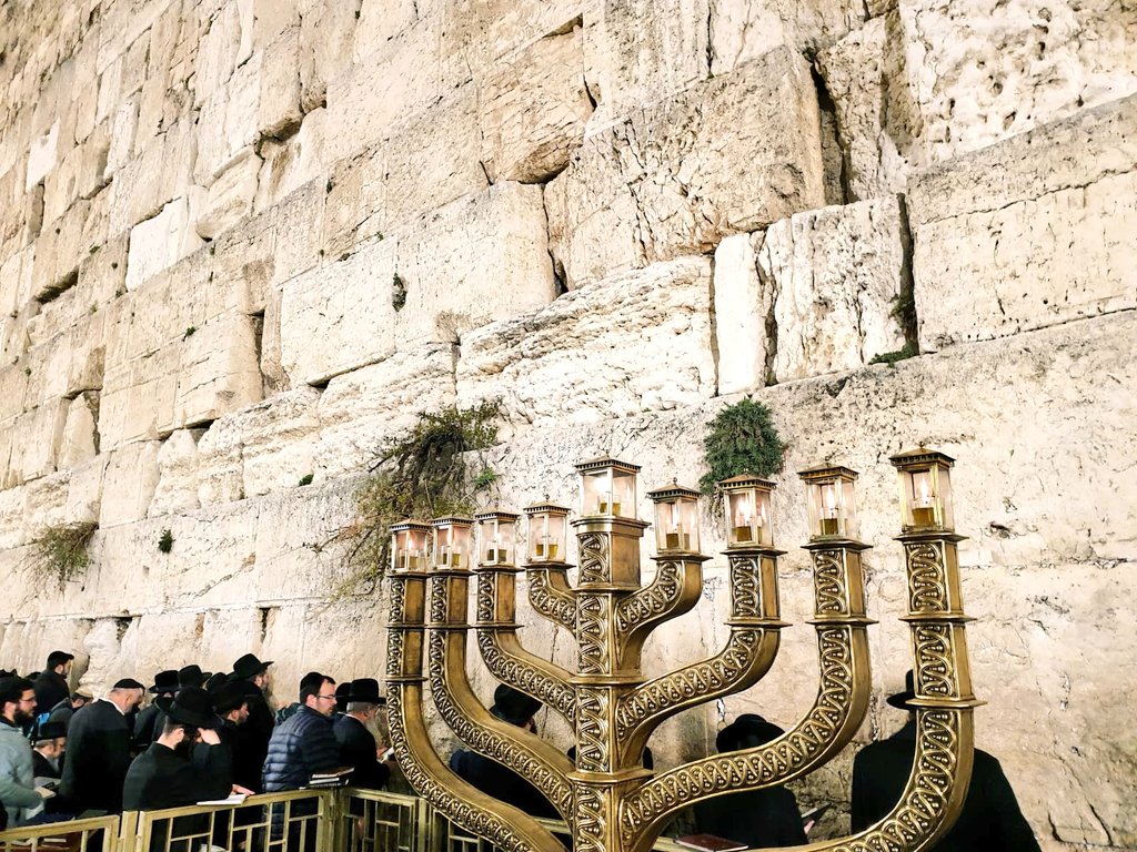 berifilmer's tweet photo. כמדי שנה, זוכה לעלות לשריד בית מקדשנו. ביום המסוגל - זאת חנוכה:

אַבָּא שֶׁבַּשָּׁמַיִם; בָּנִינוּ לְךָ מְנוֹרָה
הַחְזִירֵנוּ לִירוּשָׁלַיִם הַבְּנוּיָה
וְשְׁלַח לָנוּ מָשִׁיחַ בִּמְהֵרָה
וּתְקָרֵב לָנוּ אֶת יוֹם הַיְּשׁוּעָה https://t.co/1AwDwXHjrp