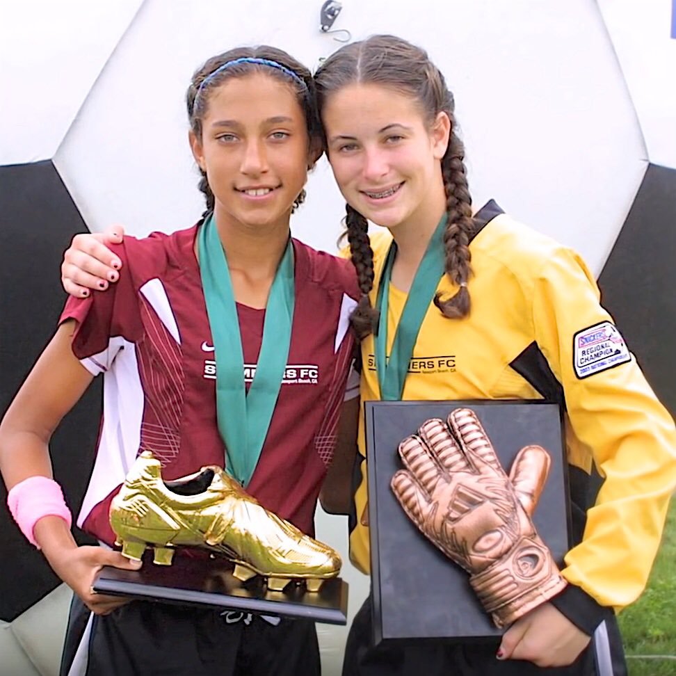 et on commence par le commencement lorsque la petite Christen intègre l'équipe des Slammers FC et finira une saison avec le Soulier d'Or d la Youth Soccer Association