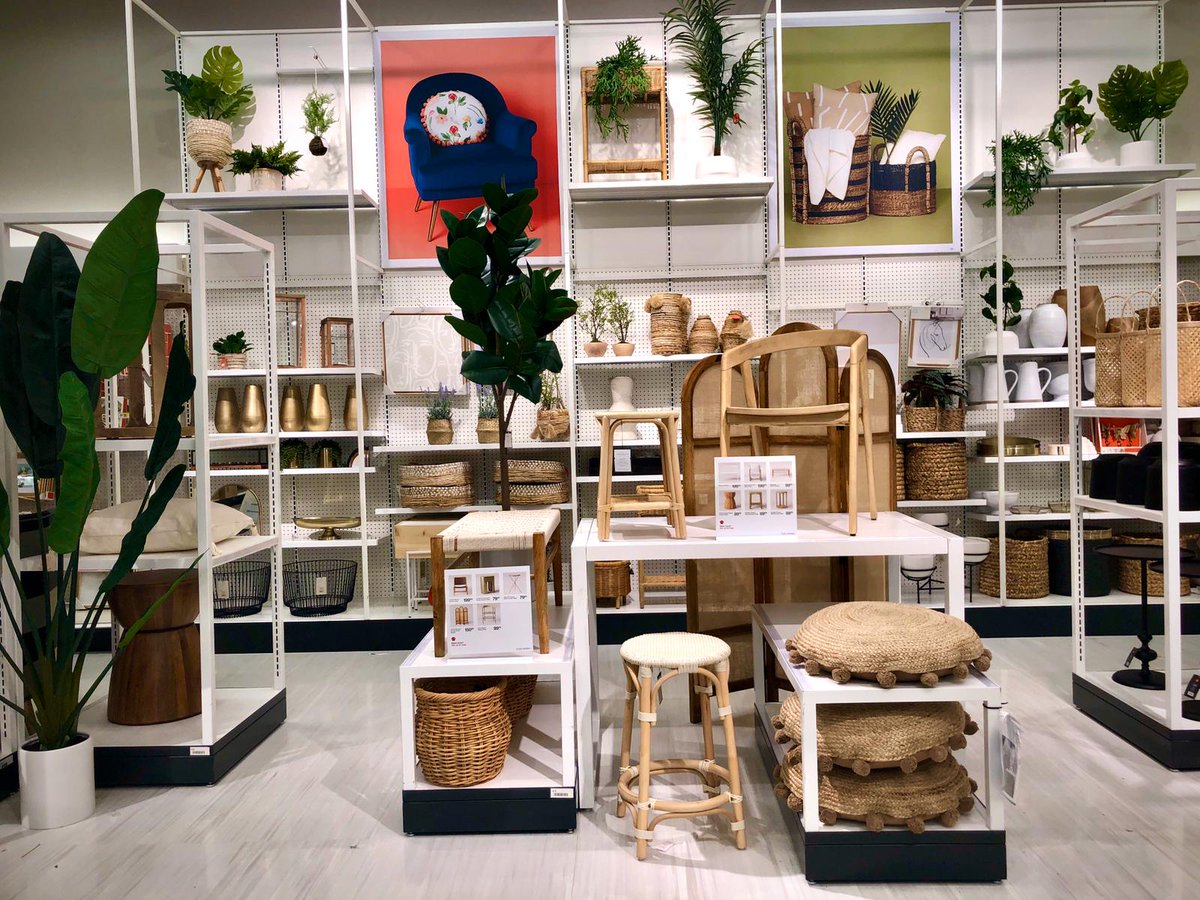 TGTSteph's tweet photo. New Year, New Home!! 💐🌸 It's time to spruce up your home with vibrant flowers and decor. Special Recognition to @JoseI1344, @KaylaT1344, Samantha, and Margarita for the set! #homedecor #visual #spring #target #targetstyle #vml #vmllife #vmlstyle https://t.co/99HrLzEVsz