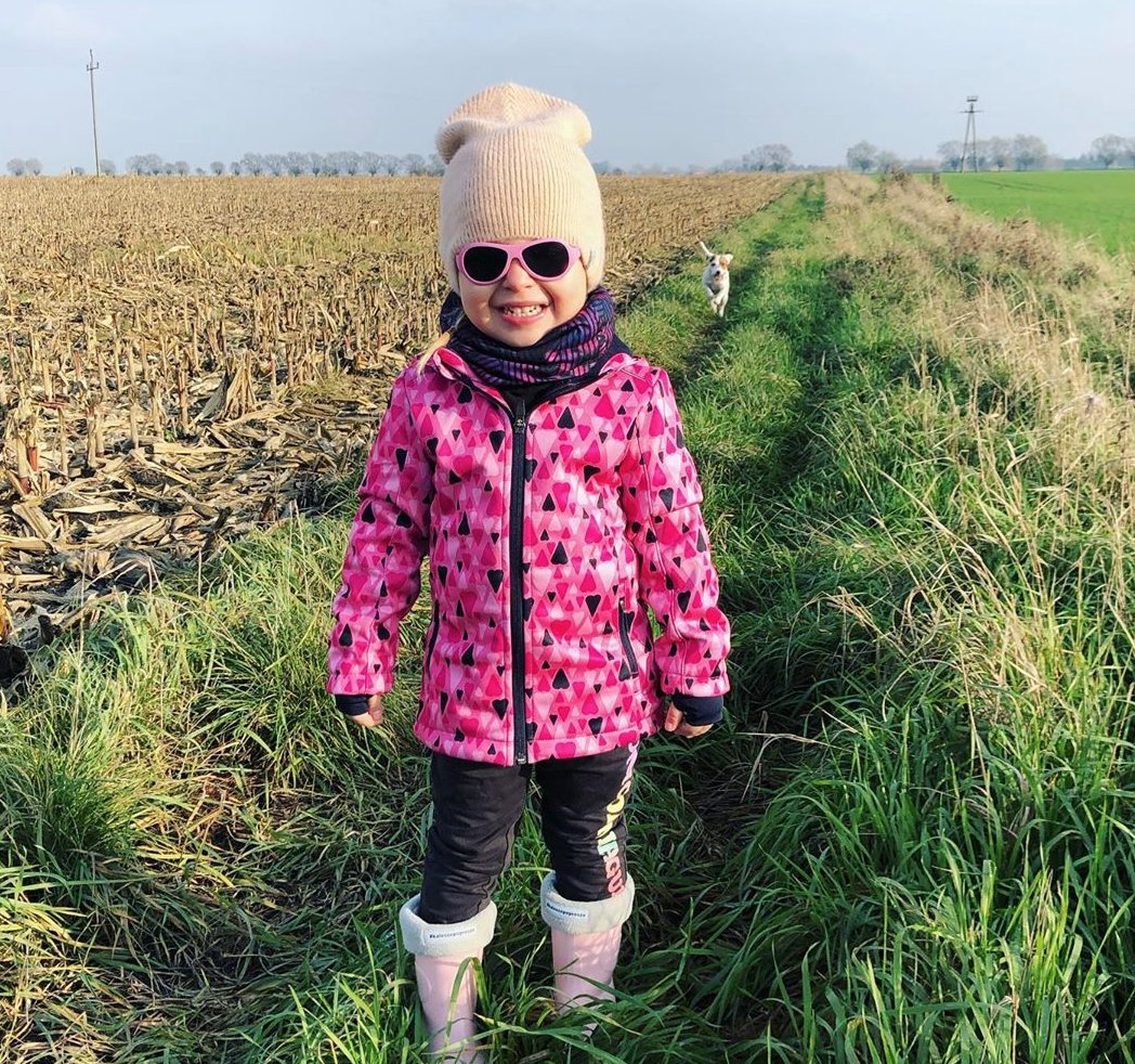 This Pink Princess' winter wardrobe wouldn't be complete without her aviators—or her furry sidekick with the epic photobomb! 👑  🐾 bit.ly/2O0WMfR #Babiators