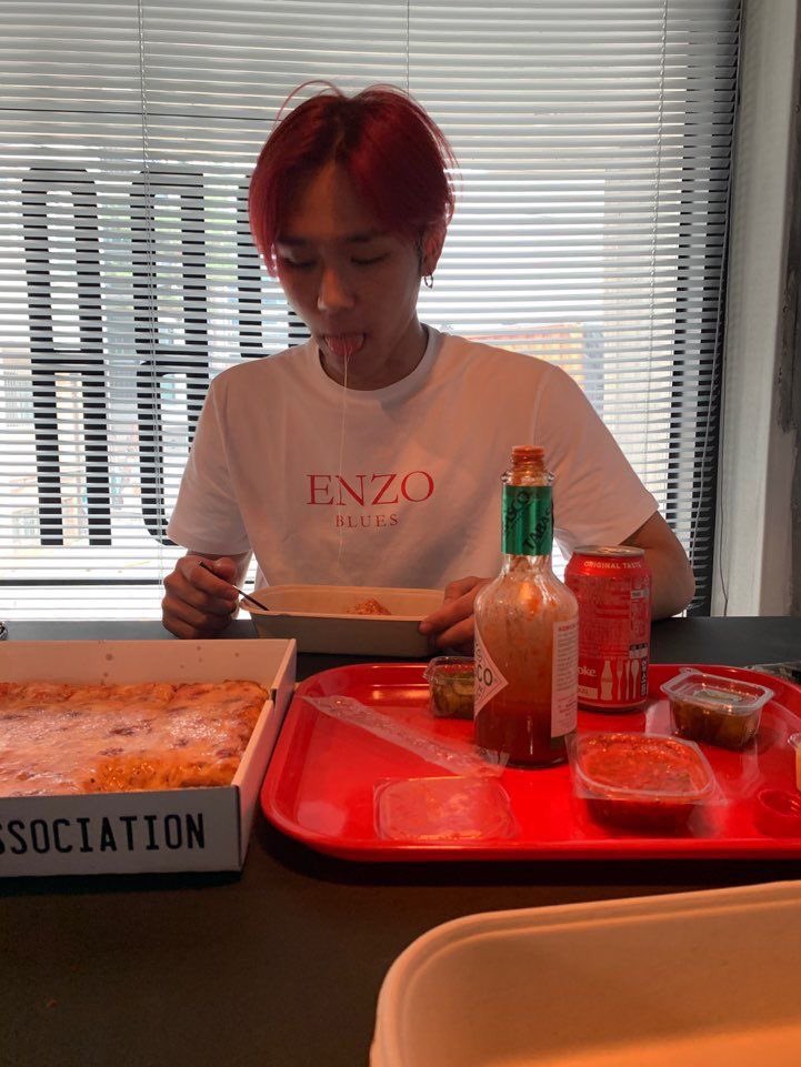 Kwon MinSik aka Sik-k being Boyfriend material while eatingA thread: