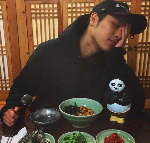Kwon MinSik aka Sik-k being Boyfriend material while eatingA thread:
