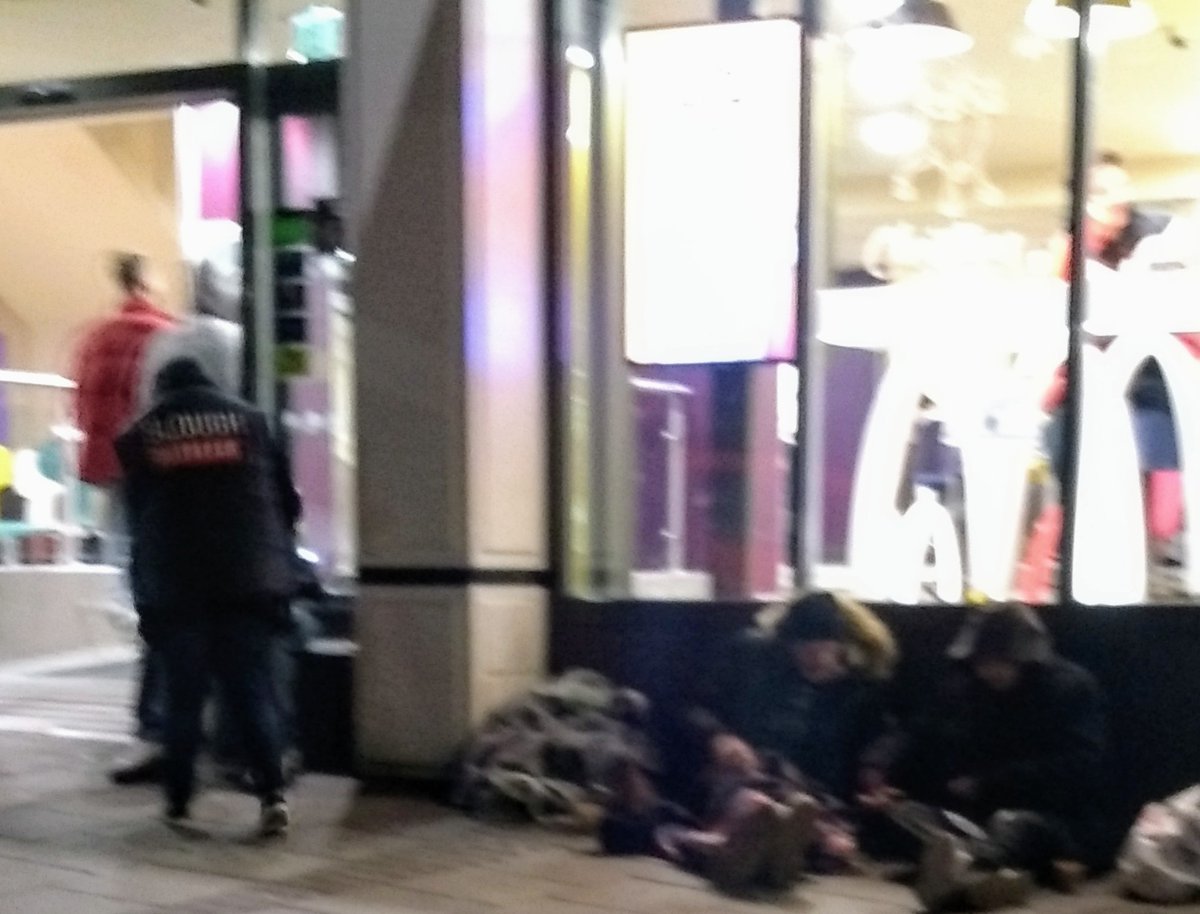 SloughOutreach's tweet photo. #WindsorOutreach @SloughOutreach volunteers are out on the streets of Windsor every Friday, serving our friends in need hot meals, snack packs, winter essentials and warm clothes.
#SloughOutreach #Hope4Homeless
#RaisingAwarenesses #EndHomelessness ๐โค๏ธ https://t.co/Usil7SL1VF