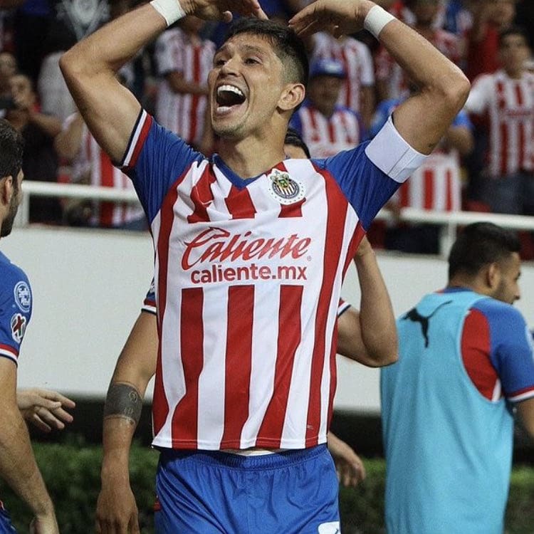 j_molina5's tweet photo. Hoy se cumple un año de mi llegada al rebaño, un año de altas y bajas, pero sobre de mucho aprendizaje. Agradezco a Dios por ponerme aquí y a @Chivas por la confianza depositada en mi, a mis compañeros por hacerme sentir como en casa y a la afición por su apoyo incondicional.🐐⚽️ https://t.co/wjHdTUwGf3