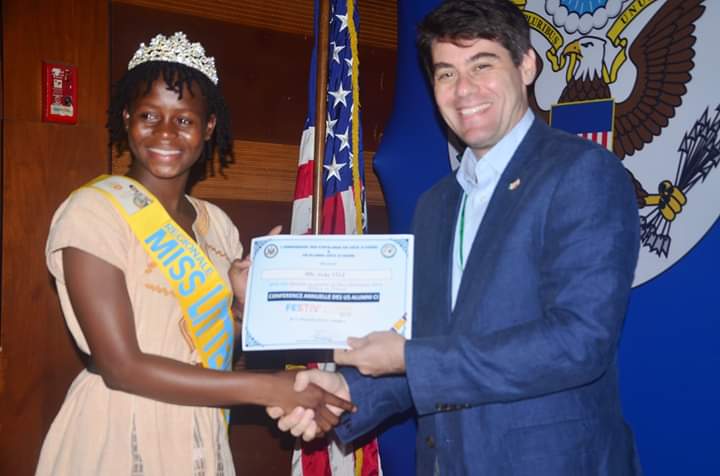 AichaYele's tweet photo. J'ai été distinguée à la conférence annuelle des anciens boursiers des programmes américains 2019 pour avoir été lauréate du concours Miss Littérature Régionale 2019 🎉🎉
#PAYLP #YALI https://t.co/5FY2EdWiP3