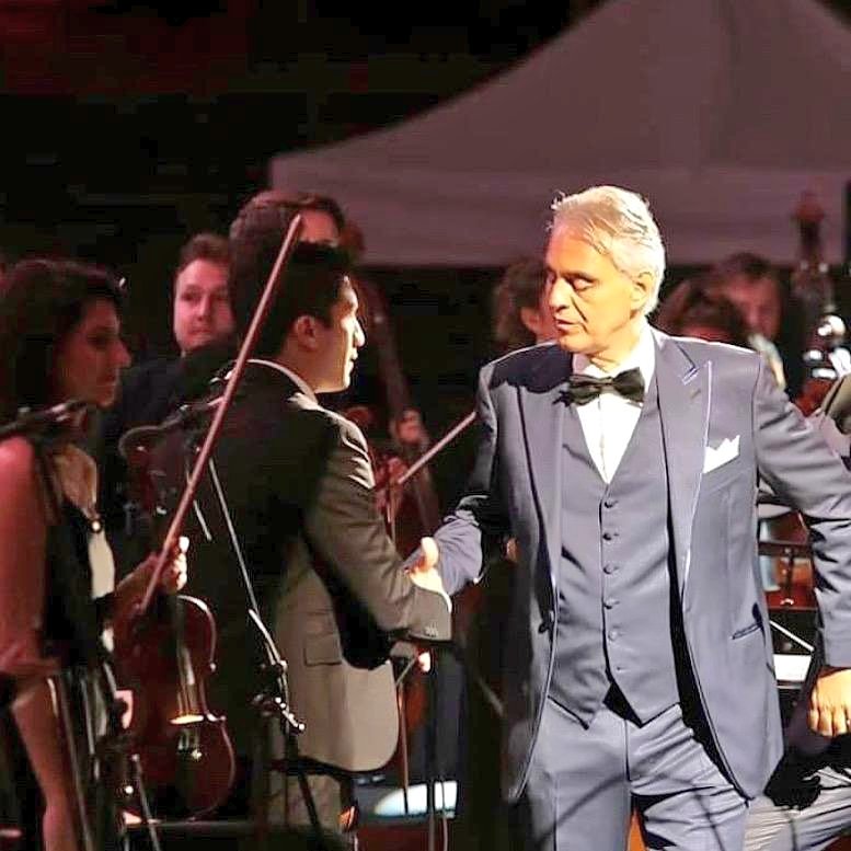 En el Waldbühne de Berlín-Alemania, el falconiano Director de Orquesta, Rodolfo Barraez Medina, se presenta junto al gran TENOR, Andrea Bocelli. De Coro para el mundo!!! pic.x.com/K8UonuKTDX