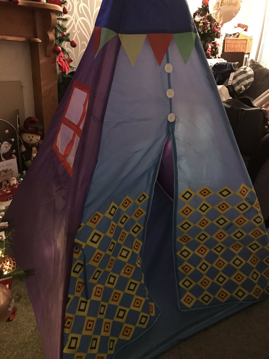 StaceyCartwrig8's tweet photo. @wowcher how do I make a complaint and get a refund on a product we ordered before Xmas that only come today &amp; is definitely NOT what was shown on the picture very disappointed!! https://t.co/o6YTwxZQyx