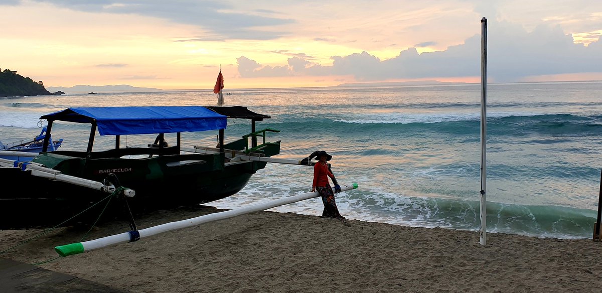 SurjaniG's tweet photo. Give me so good feeling here. No one, just you & me. 🌅🏝🍹Merve beach #Sunsetagain #LombokIsland #Indonesia #YouAreBeautiful https://t.co/h5ntJdOCpV