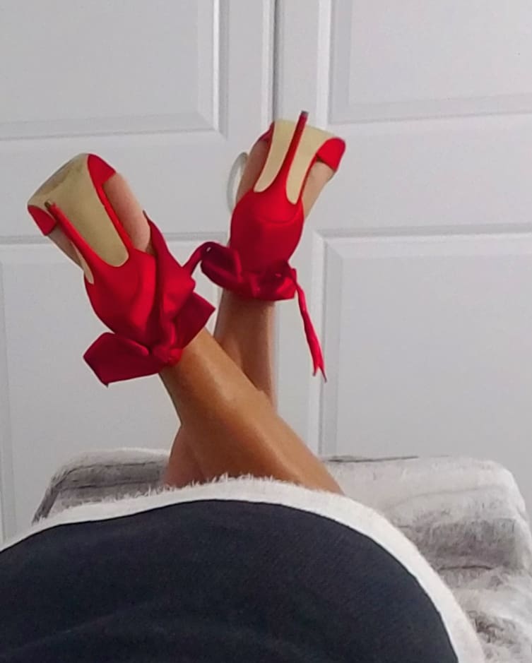 Shoealoua's tweet photo. Merry &amp; Bright 👄 https://t.co/WKJ3tYFXXq