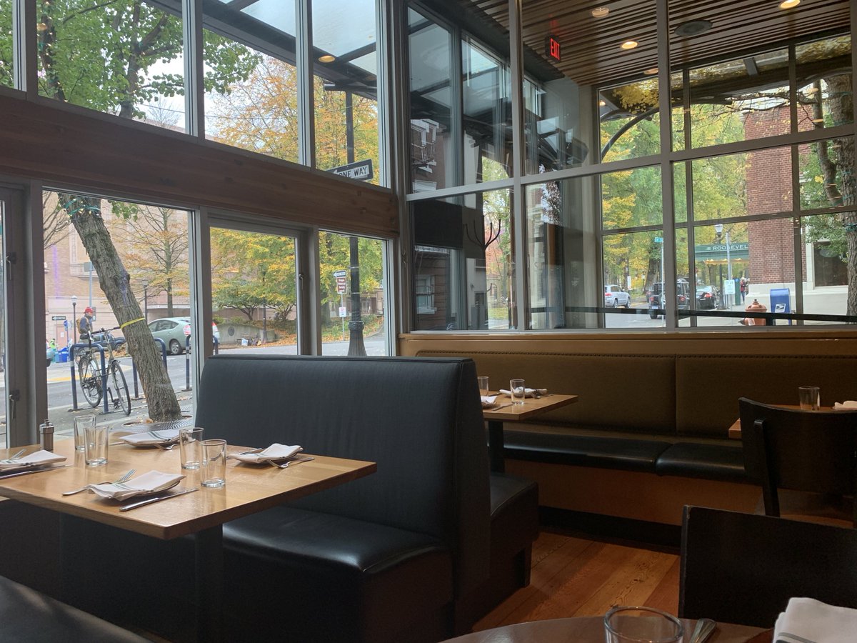 Enjoy beautiful views of Downtown Portland while you dine ✨

#pdxeats #downtownportland #views #downtowndining #sustainableseafood #seafood #southparkseafood