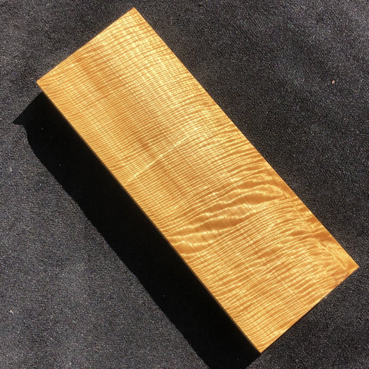 LaRoseGuitars's tweet photo. 🔥CURLY MOVINGUI!!🔥 Christmas special!! Ultimate Grade Flame 🔥 massive Perfect Billet!! 21” x 8” x 2.10” This wood is 🤯 Riddled with curl and solid! Tap tone rings!! Rich and Lustrous! Unbelievable wood!! Best of the Best!! 250$!!🎄Message me!! #wood #woodworking #movingui https://t.co/cC5HDuaAJm