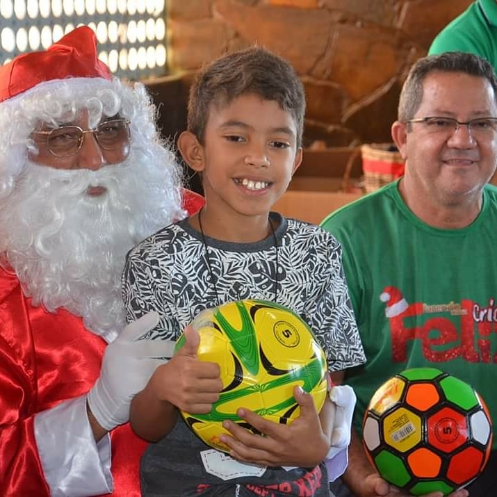 genivalsales's tweet photo. Papai Noel foi à Vertentes, também. Foi uma manhã de fantasia. Toda criançada saiu feliz, com seus brinquedos, com seus lanches, e seus pais, herdando a felicidade dos filhos. Festa linda que Deus me permitiu realizar. E teremos muito mais adiante. https://t.co/LWQjovwbkx
