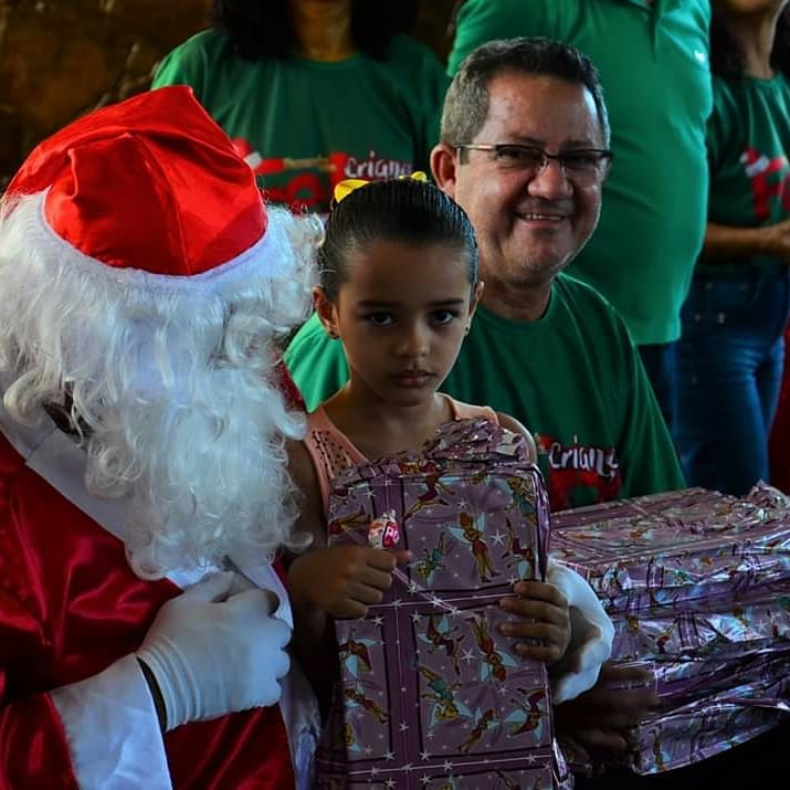 genivalsales's tweet photo. Papai Noel foi à Vertentes, também. Foi uma manhã de fantasia. Toda criançada saiu feliz, com seus brinquedos, com seus lanches, e seus pais, herdando a felicidade dos filhos. Festa linda que Deus me permitiu realizar. E teremos muito mais adiante. https://t.co/LWQjovwbkx
