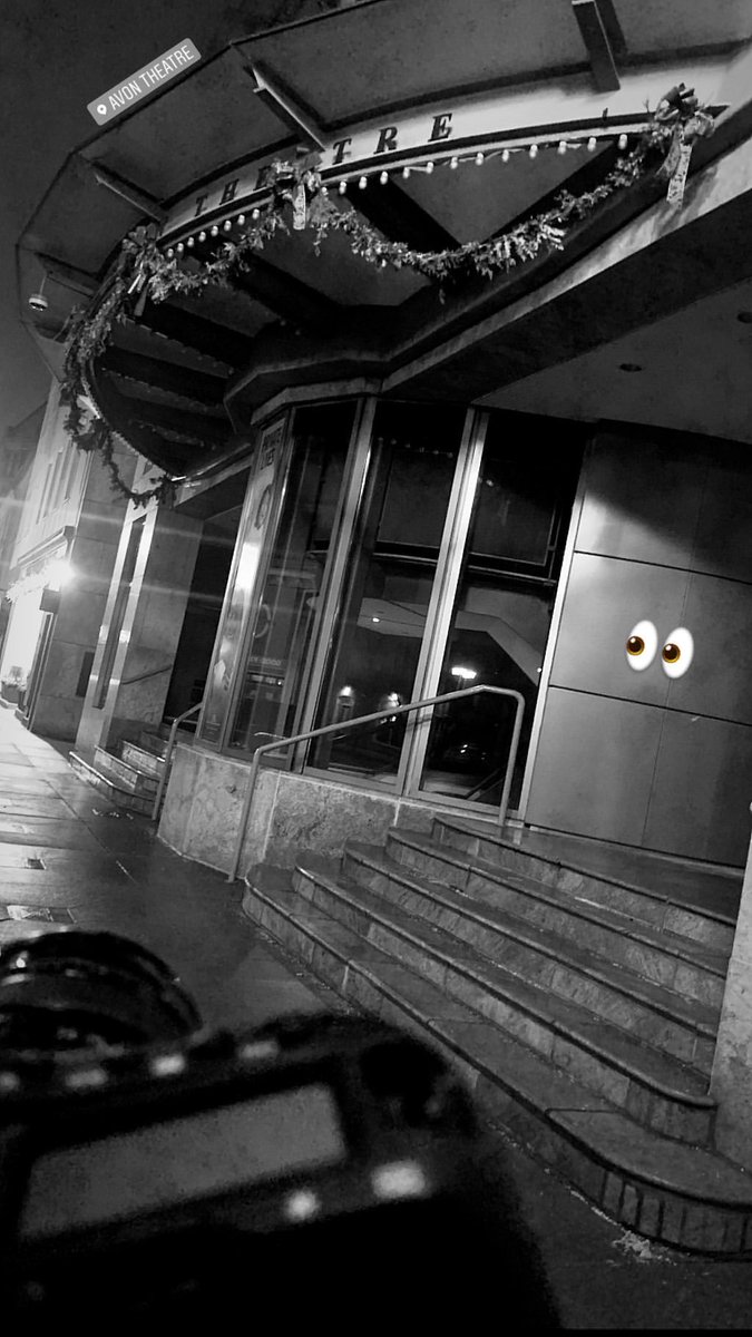 biebernovidade's tweet photo. Alfredo Flores publicou que esta gravando algo em frente ao Avon Theatre! 😱 https://t.co/UyyIAb4751