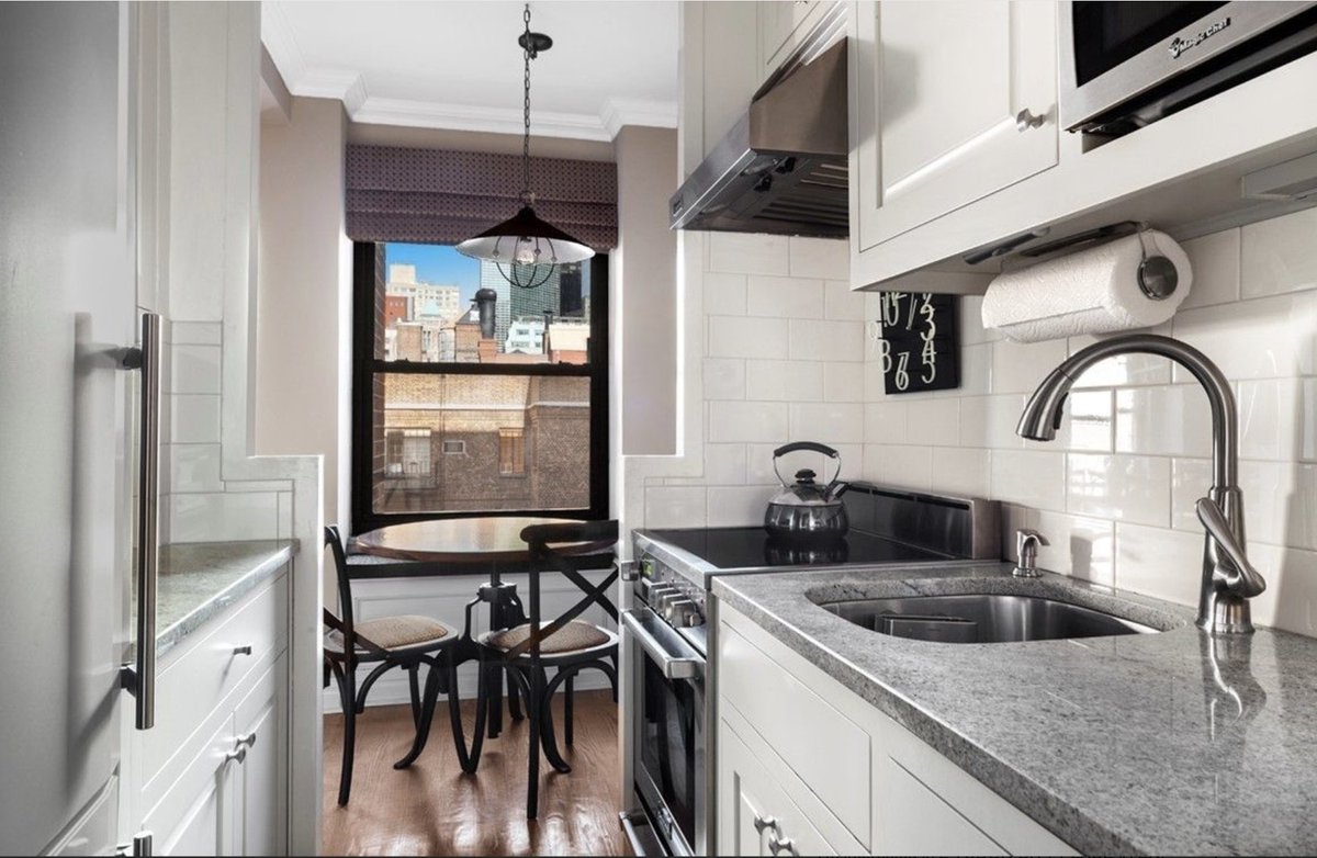 This one bedroom features a charming breakfast nook, a renovated kitchen, a huge walk-in-closet and a wall of windows overlooking a tree lined street! Schedule with Ellen Halperin (212-370-1480) #GroganHomes