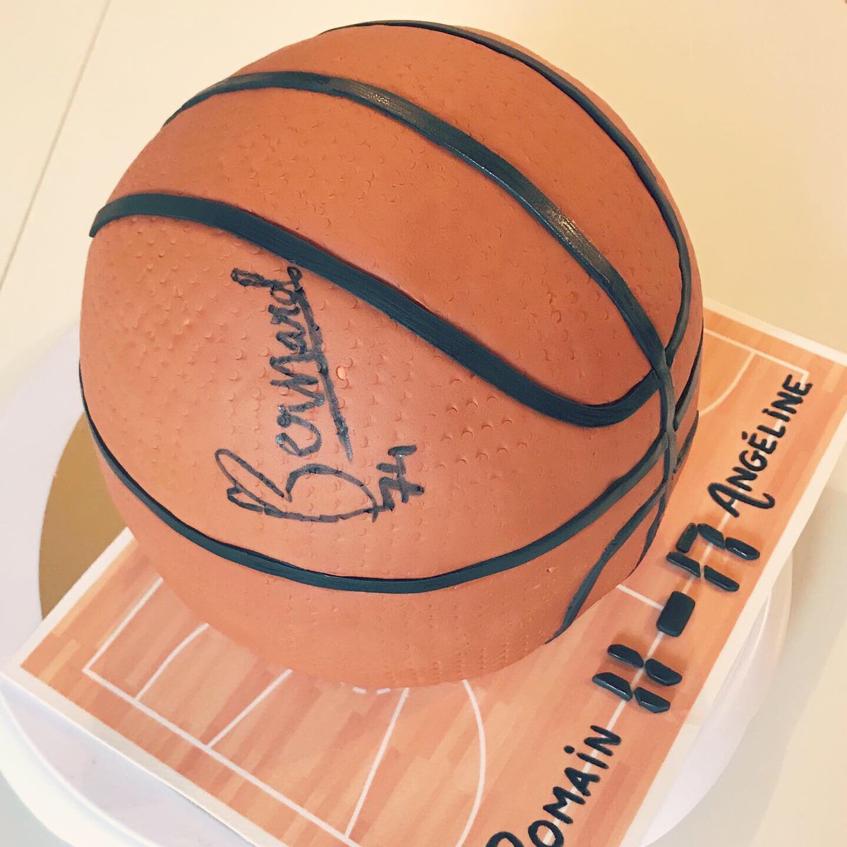 Mgx49's tweet photo. [SPORTS BIRTHDAY 🏀] 
Ce week-end, belle performance 💪🏻 #cakedesign #basketball  🏆
• #ganache #schokobons #Génoisevanille 
#cakedesignbasketball #basketball #basket #dunk #mollycake #vanille #schokobons #dessert
@legateausouslacerise @ZODIO_ANGERS @allocakes @CaAngers https://t.co/X2fzS1uFuC