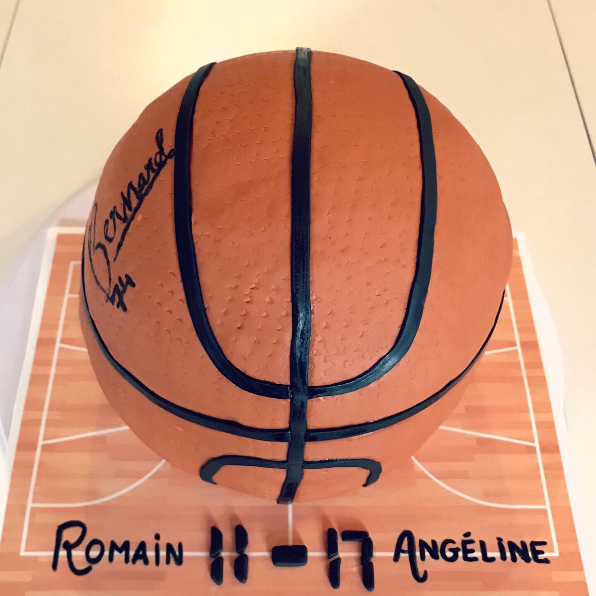 Mgx49's tweet photo. [SPORTS BIRTHDAY 🏀] 
Ce week-end, belle performance 💪🏻 #cakedesign #basketball  🏆
• #ganache #schokobons #Génoisevanille 
#cakedesignbasketball #basketball #basket #dunk #mollycake #vanille #schokobons #dessert
@legateausouslacerise @ZODIO_ANGERS @allocakes @CaAngers https://t.co/X2fzS1uFuC